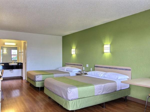 Motel 6 Austin, TX - Central Downtown UT : photo 10 de la chambre chambre quadruple - accessible aux personnes à mobilité réduite