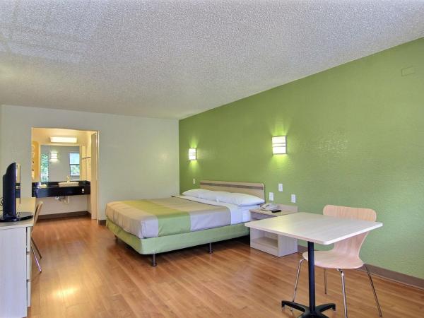 Motel 6 Austin, TX - Central Downtown UT : photo 1 de la chambre chambre lit king-size