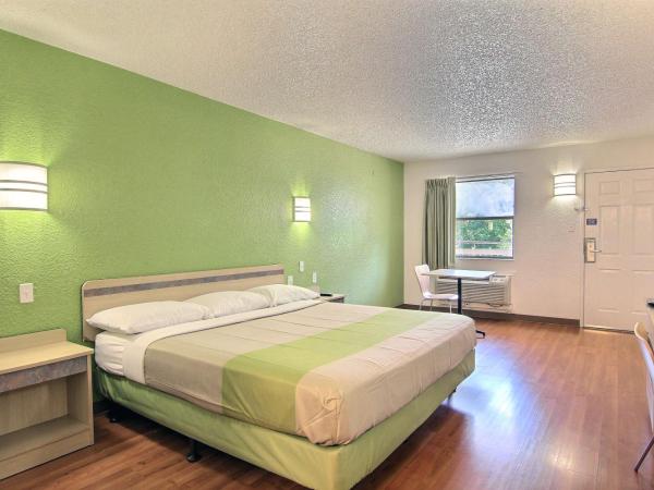 Motel 6 Austin, TX - Central Downtown UT : photo 3 de la chambre chambre lit king-size