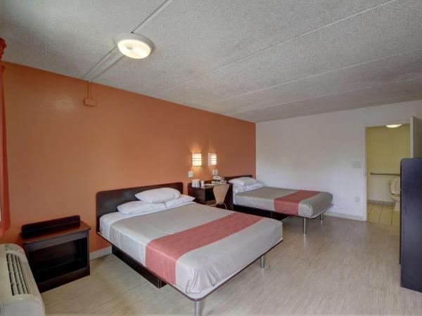 Motel 6-San Antonio, TX - Downtown - Market Square : photo 1 de la chambre chambre avec 2 lits queen-size - accessible aux personnes à mobilité réduite