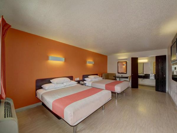 Motel 6-San Antonio, TX - Downtown - Market Square : photo 3 de la chambre chambre avec 2 lits queen-size - accessible aux personnes à mobilité réduite