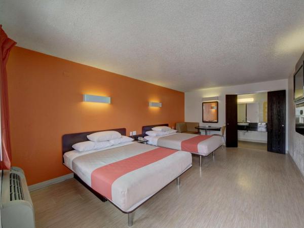 Motel 6-San Antonio, TX - Downtown - Market Square : photo 4 de la chambre chambre avec 2 lits queen-size - accessible aux personnes à mobilité réduite