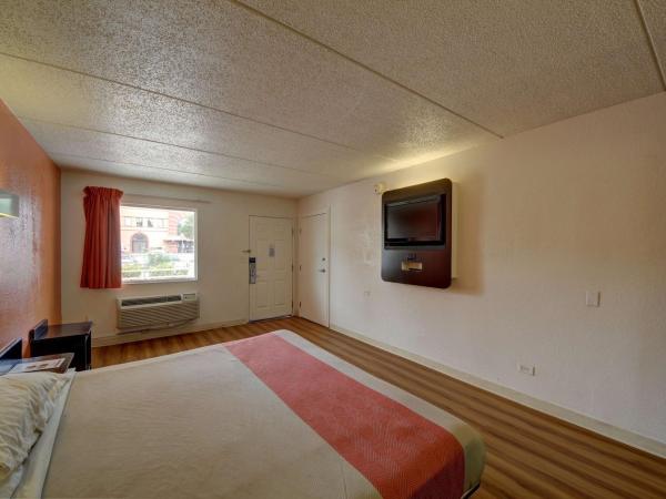 Motel 6-San Antonio, TX - Downtown - Market Square : photo 1 de la chambre chambre lit king-size