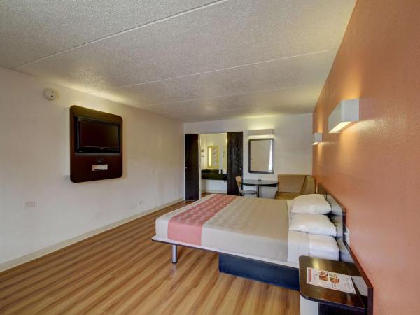 Motel 6-San Antonio, TX - Downtown - Market Square : photo 3 de la chambre chambre lit king-size
