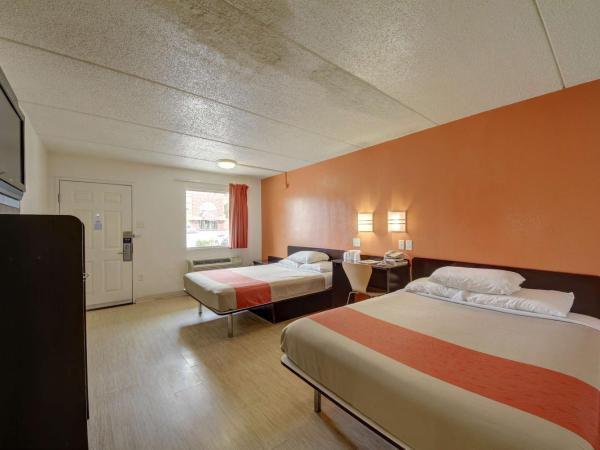 Motel 6-San Antonio, TX - Downtown - Market Square : photo 7 de la chambre chambre avec 2 lits queen-size - accessible aux personnes à mobilité réduite