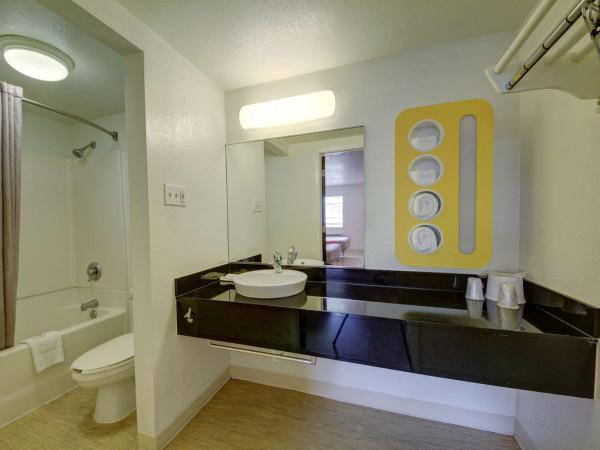 Motel 6-San Antonio, TX - Downtown - Market Square : photo 4 de la chambre chambre lit king-size