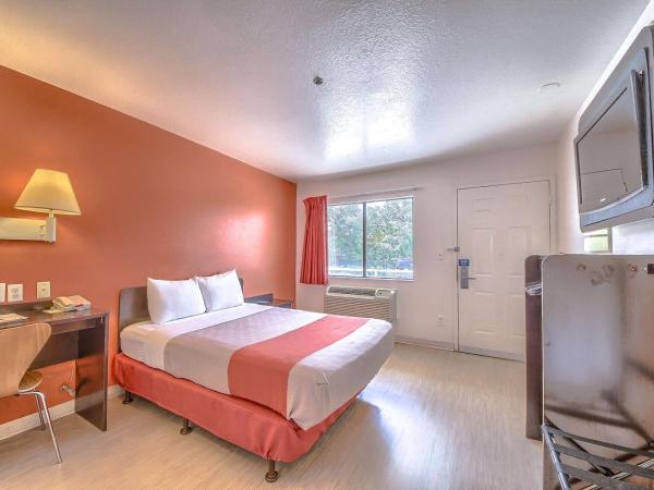 Motel 6 San Antonio, Tx Six Flags Fiesta TX - La Cantera Area : photo 1 de la chambre chambre lit queen-size - non-fumeurs