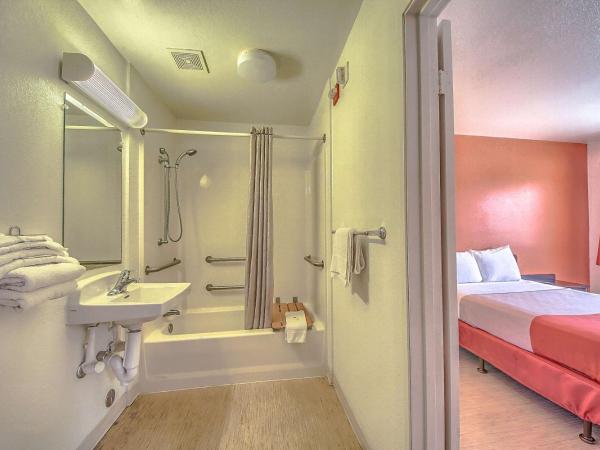 Motel 6 San Antonio, Tx Six Flags Fiesta TX - La Cantera Area : photo 1 de la chambre chambre double - accessible aux personnes à mobilité réduite - non-fumeurs