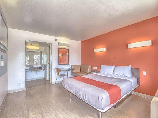 Motel 6 San Antonio, Tx Six Flags Fiesta TX - La Cantera Area : photo 4 de la chambre chambre lit queen-size - non-fumeurs