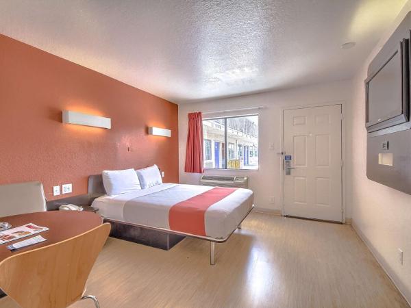 Motel 6 San Antonio, Tx Six Flags Fiesta TX - La Cantera Area : photo 5 de la chambre chambre lit queen-size - non-fumeurs