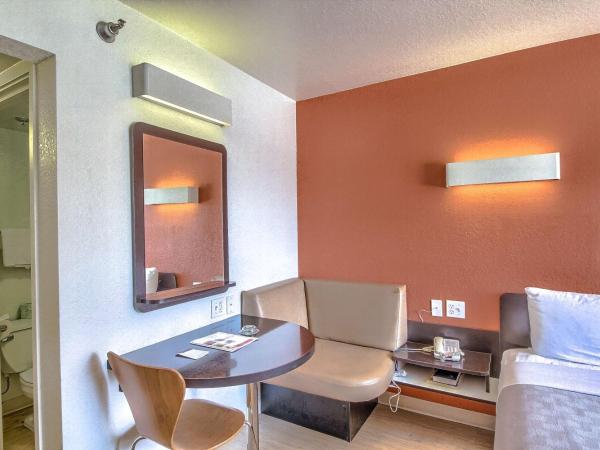 Motel 6 San Antonio, Tx Six Flags Fiesta TX - La Cantera Area : photo 6 de la chambre chambre lit queen-size - non-fumeurs