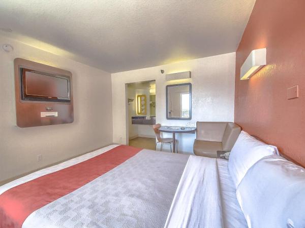 Motel 6 San Antonio, Tx Six Flags Fiesta TX - La Cantera Area : photo 7 de la chambre chambre lit queen-size - non-fumeurs