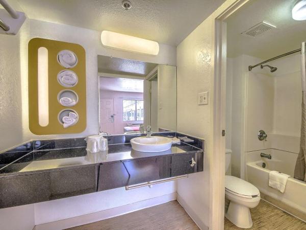 Motel 6 San Antonio, Tx Six Flags Fiesta TX - La Cantera Area : photo 8 de la chambre chambre lit queen-size - non-fumeurs