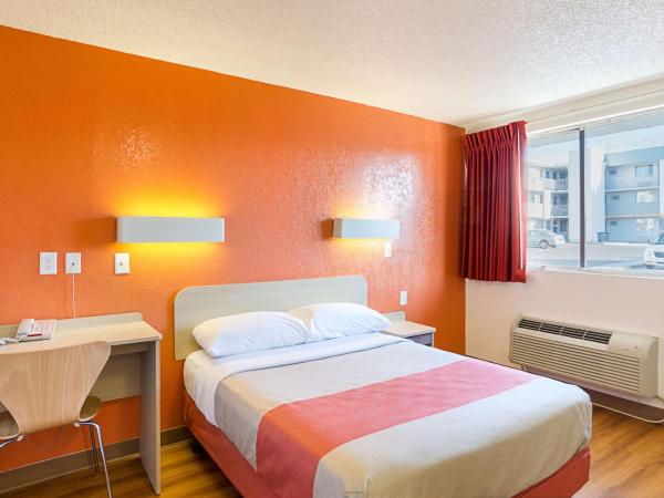 Motel 6- Denver, CO Downtown : photo 6 de la chambre chambre lit queen-size