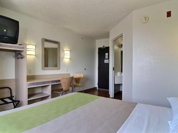 Motel 6-Albuquerque, NM - North : photo 3 de la chambre chambre lit queen-size - accessible aux personnes à mobilité réduite