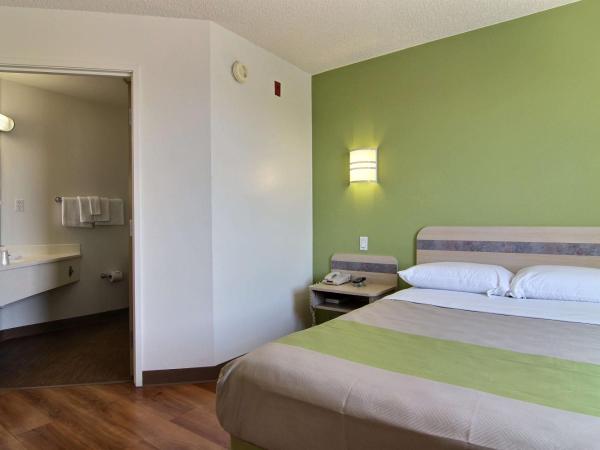 Motel 6-Albuquerque, NM - North : photo 4 de la chambre chambre lit queen-size - accessible aux personnes à mobilité réduite