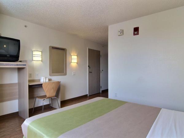 Motel 6-Albuquerque, NM - North : photo 5 de la chambre chambre lit queen-size - accessible aux personnes à mobilité réduite