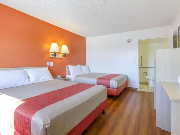 Motel 6-Phoenix, AZ - Airport - 24th Street : photo 6 de la chambre chambre avec 2 lits queen-size - accessible aux personnes à mobilité réduite