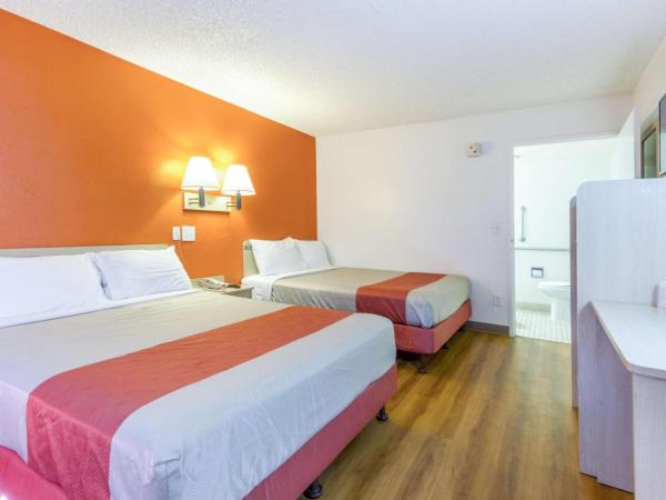 Motel 6-Phoenix, AZ - Airport - 24th Street : photo 8 de la chambre chambre avec 2 lits queen-size - accessible aux personnes à mobilité réduite