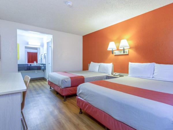 Motel 6-Phoenix, AZ - Airport - 24th Street : photo 3 de la chambre chambre avec 2 lits queen-size - accessible aux personnes à mobilité réduite