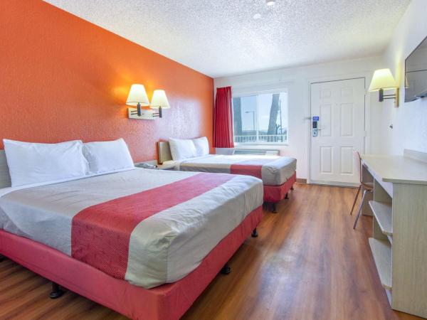 Motel 6-Phoenix, AZ - Airport - 24th Street : photo 4 de la chambre chambre avec 2 lits queen-size - accessible aux personnes à mobilité réduite