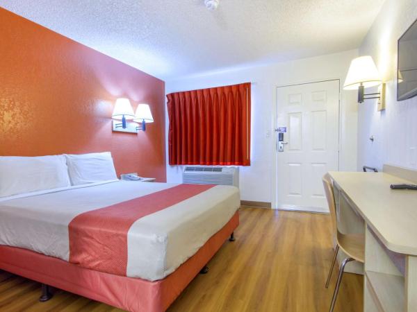 Motel 6-Phoenix, AZ - Airport - 24th Street : photo 3 de la chambre chambre lit queen-size 