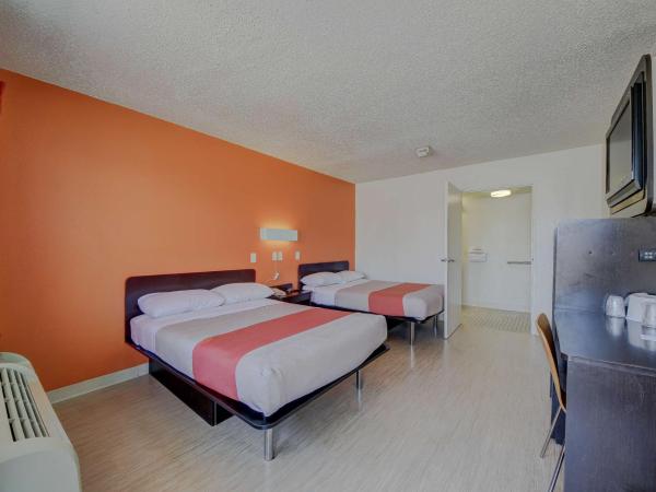 Motel 6-San Antonio, TX - Fort Sam Houston : photo 1 de la chambre chambre avec 2 lits queen-size et douche accessible en fauteuil roulant - adaptée aux personnes à mobilité réduite