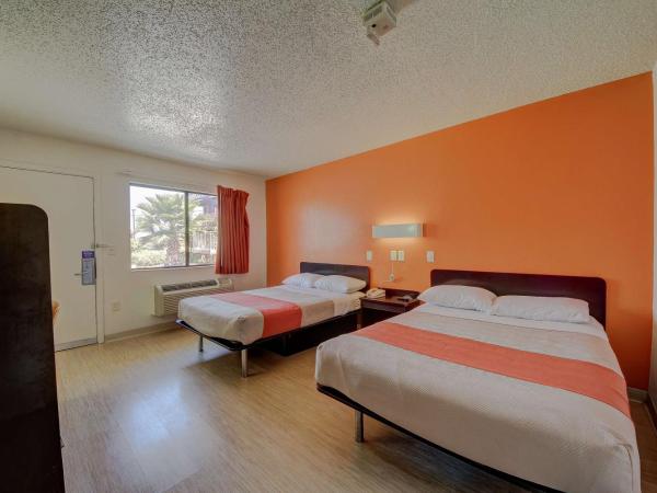 Motel 6-San Antonio, TX - Fort Sam Houston : photo 2 de la chambre chambre avec 2 lits queen-size et douche accessible en fauteuil roulant - adaptée aux personnes à mobilité réduite