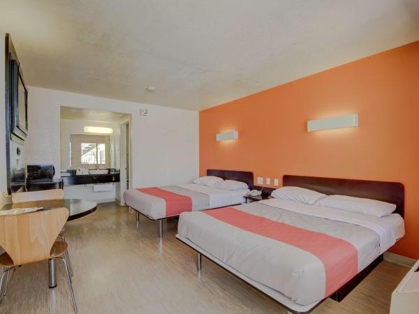 Motel 6-San Antonio, TX - Fort Sam Houston : photo 4 de la chambre chambre quadruple