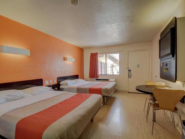 Motel 6-San Antonio, TX - Fort Sam Houston : photo 3 de la chambre chambre avec 2 lits queen-size et douche accessible en fauteuil roulant - adaptée aux personnes à mobilité réduite