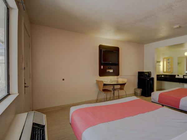 Motel 6-San Antonio, TX - Fort Sam Houston : photo 5 de la chambre chambre quadruple