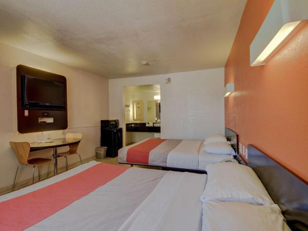 Motel 6-San Antonio, TX - Fort Sam Houston : photo 6 de la chambre chambre quadruple