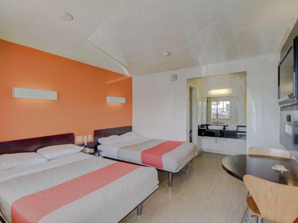 Motel 6-San Antonio, TX - Fort Sam Houston : photo 7 de la chambre chambre quadruple