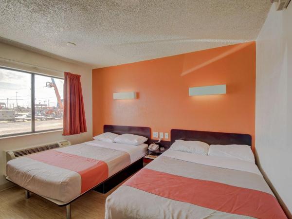 Motel 6-San Antonio, TX - Fort Sam Houston : photo 8 de la chambre chambre quadruple