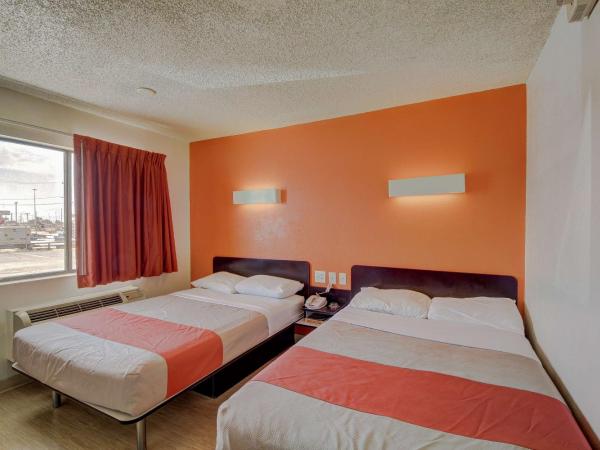 Motel 6-San Antonio, TX - Fort Sam Houston : photo 9 de la chambre chambre quadruple