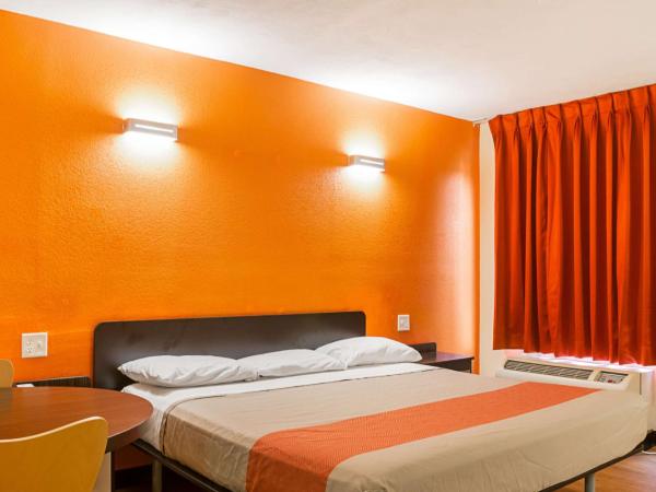 Motel 6-New Orleans, LA - Near Downtown : photo 1 de la chambre chambre lit king-size - non-fumeurs