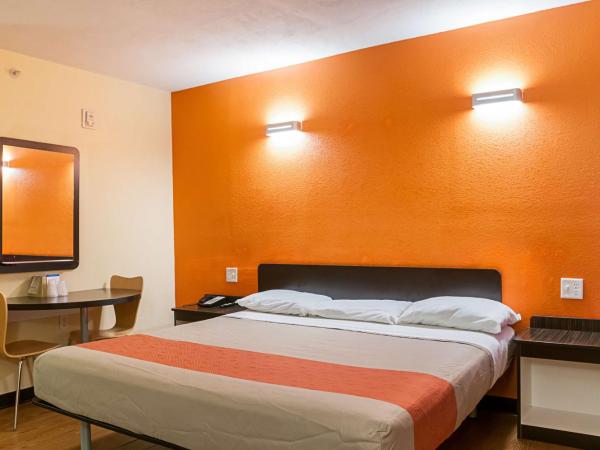 Motel 6-New Orleans, LA - Near Downtown : photo 2 de la chambre chambre lit king-size - non-fumeurs