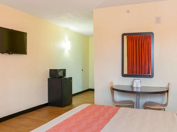 Motel 6-New Orleans, LA - Near Downtown : photo 3 de la chambre chambre lit king-size - non-fumeurs