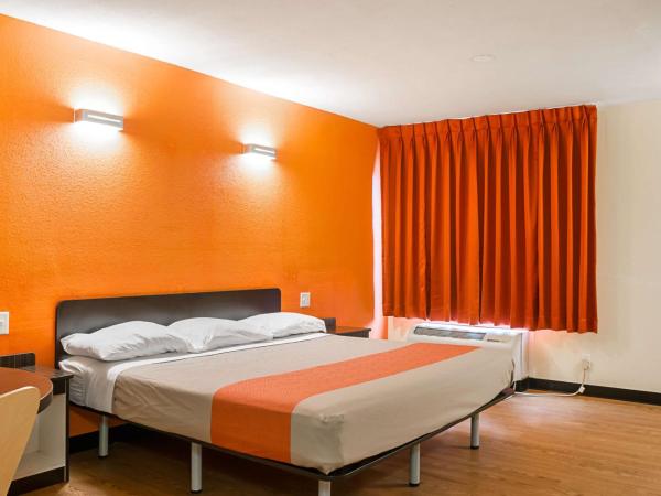 Motel 6-New Orleans, LA - Near Downtown : photo 4 de la chambre chambre lit king-size - non-fumeurs