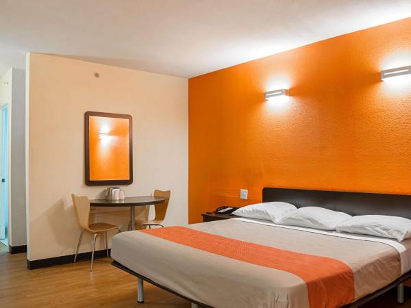 Motel 6-New Orleans, LA - Near Downtown : photo 5 de la chambre chambre lit king-size - non-fumeurs