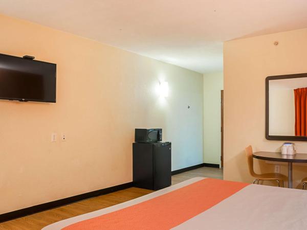 Motel 6-New Orleans, LA - Near Downtown : photo 6 de la chambre chambre lit king-size - non-fumeurs
