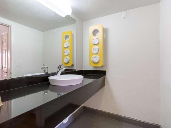 Motel 6-Dallas, TX - Market Center : photo 9 de la chambre chambre lit king-size - non-fumeurs