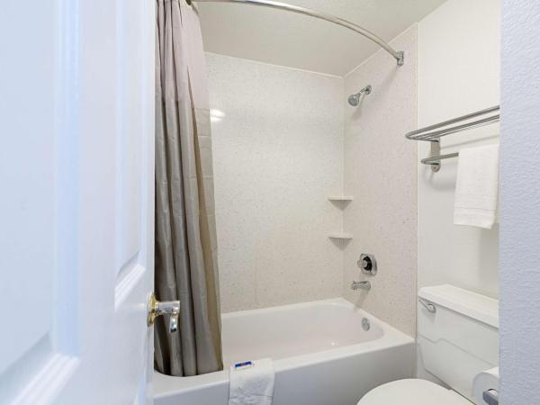 Motel 6-Dallas, TX - Market Center : photo 10 de la chambre chambre lit king-size - non-fumeurs