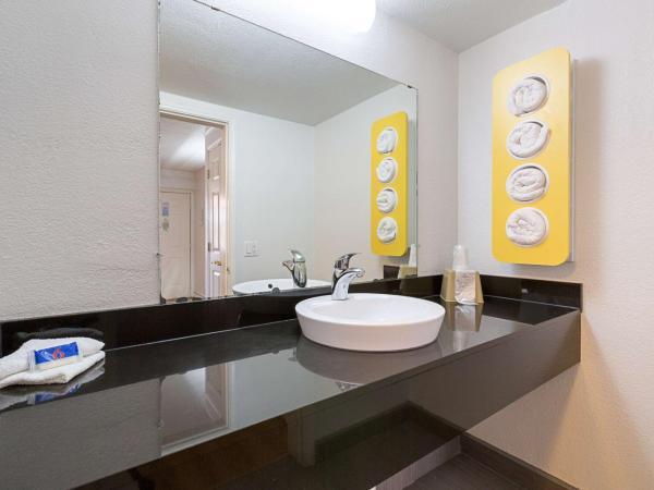 Motel 6-Dallas, TX - Market Center : photo 10 de la chambre chambre quadruple - non-fumeurs