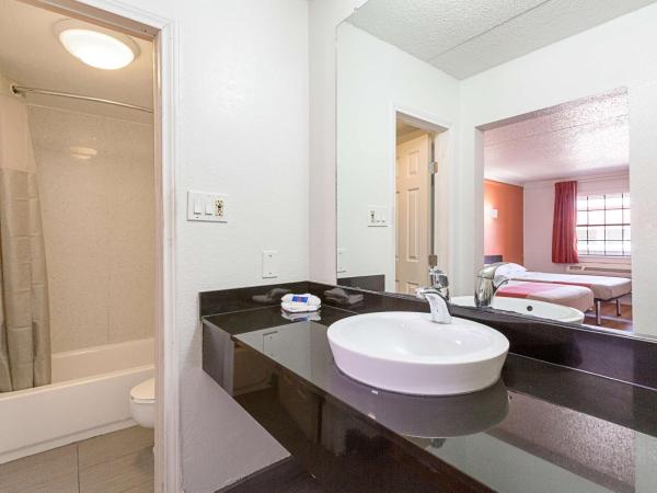 Motel 6-Dallas, TX - Market Center : photo 7 de la chambre chambre lit queen-size - non-fumeurs