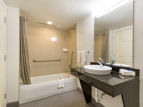 Motel 6-Dallas, TX - Market Center : photo 6 de la chambre chambre quadruple - accessible aux personnes à mobilité réduite - fumeurs