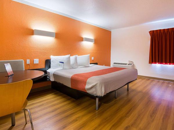 Motel 6-Tampa, FL - Fairgrounds : photo 2 de la chambre chambre lit king-size deluxe - non-fumeurs 