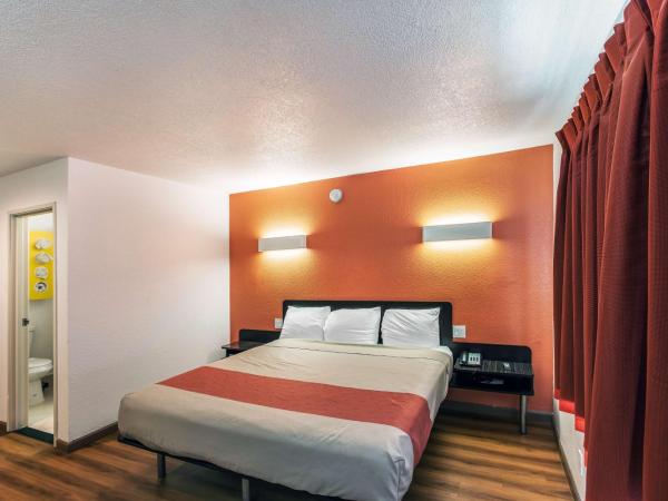 Motel 6-Dallas, TX - South : photo 4 de la chambre chambre lit king-size - non-fumeurs