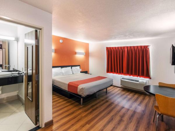 Motel 6-Dallas, TX - South : photo 5 de la chambre chambre lit king-size - non-fumeurs