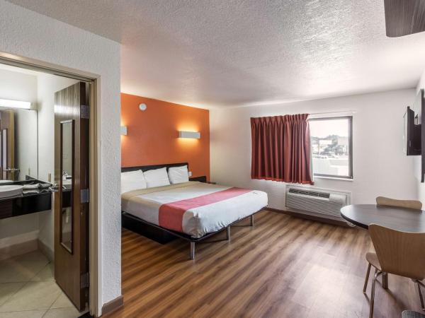 Motel 6-Dallas, TX - South : photo 1 de la chambre chambre lit queen-size pour personnes à mobilité réduite avec douche accessible en fauteuil roulant